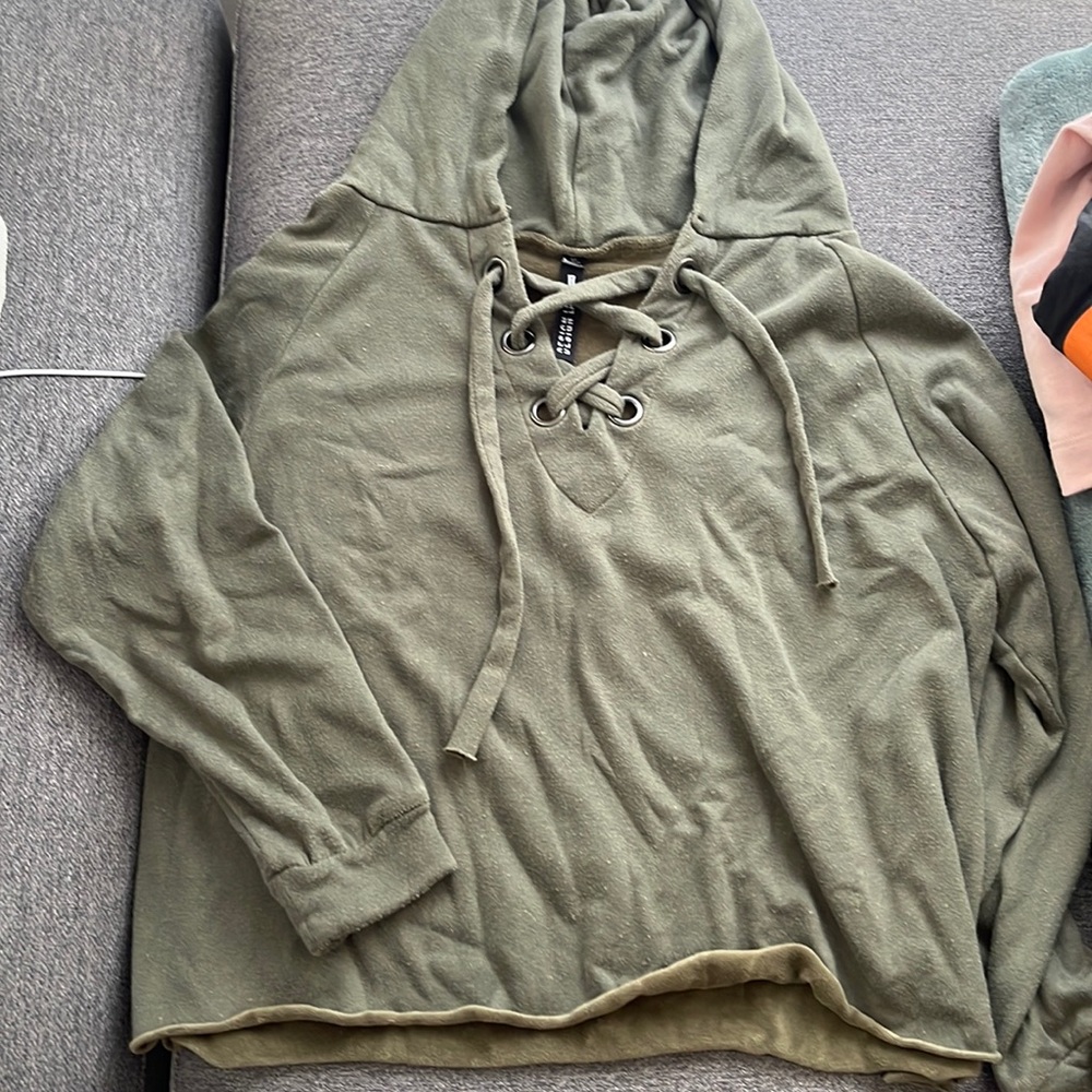 Brand Design Lab (Tilly’s) Cropped Green Tie-Up Hoodie / Sz small